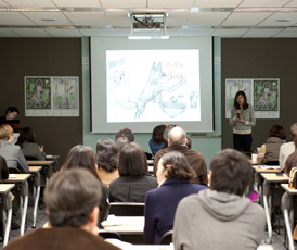 마야 스텐 ‛작가와의 대화’에 참석하여 관객들에게 자신의 작품세계에 대해 설명하고 있다.